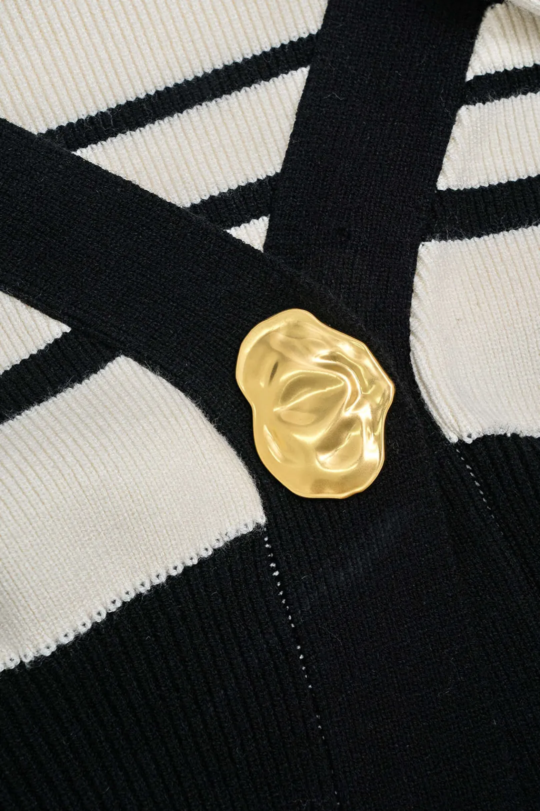 MICAS Outerwear|Knitwear-Contrast Knit Metallic Button Cardigan Contrast Color